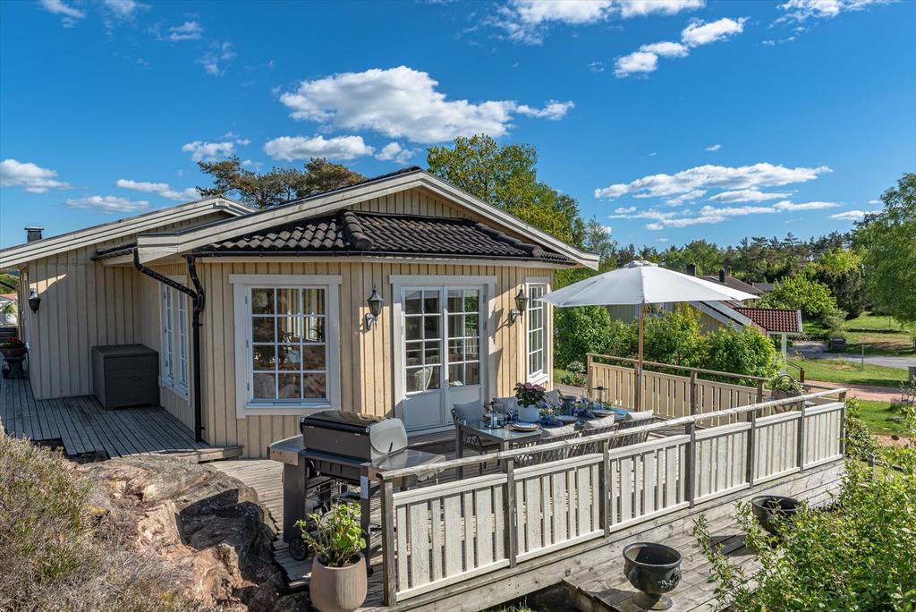 Strålande skön altan med sol under stor del av dagen!