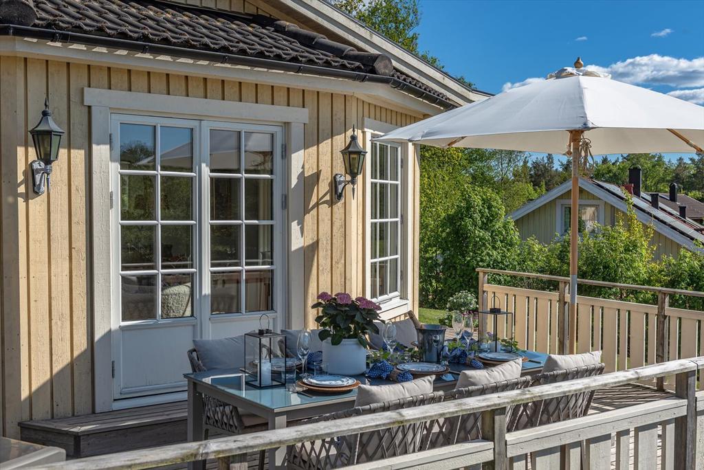 Altan med plats för en gedigen matgrupp 