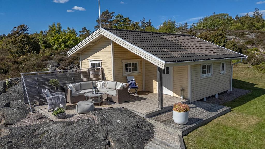 Rymligt och tilltalande gästhus med egen altan 