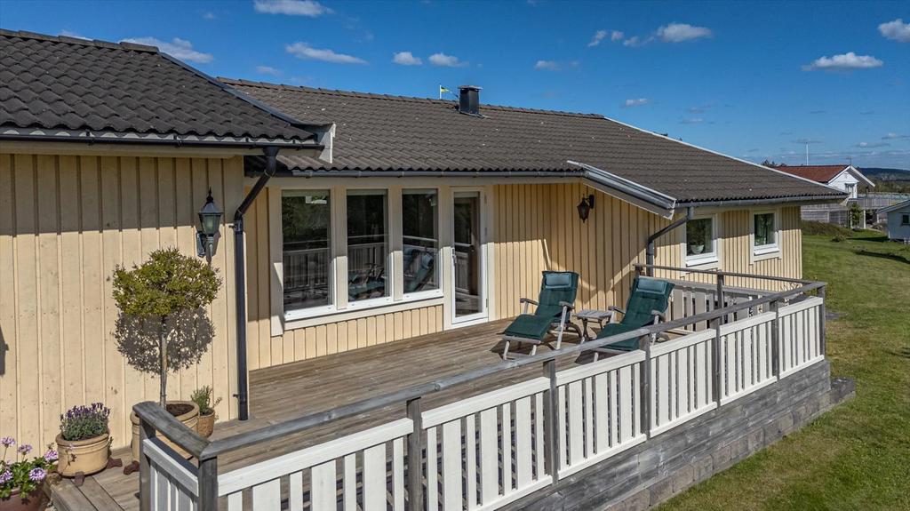 Här sitter man gärna och njuter av dagens sista solstrålar, men något gott i glaset