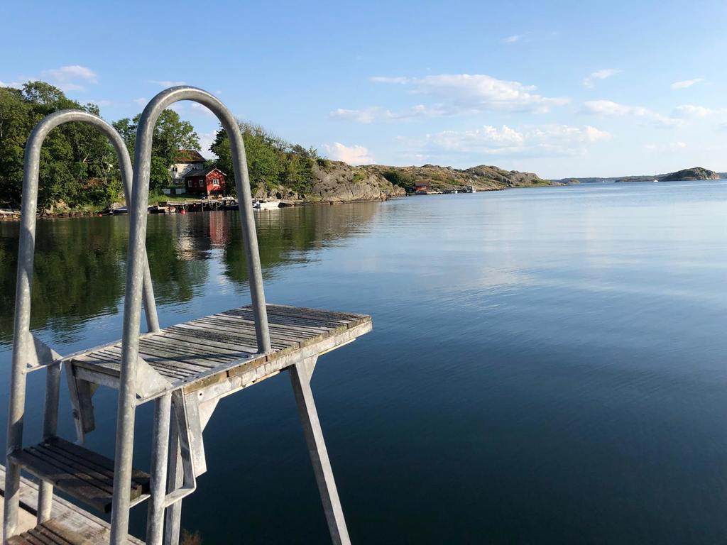 Skön badplats och hamn med stilla kvälls ro 