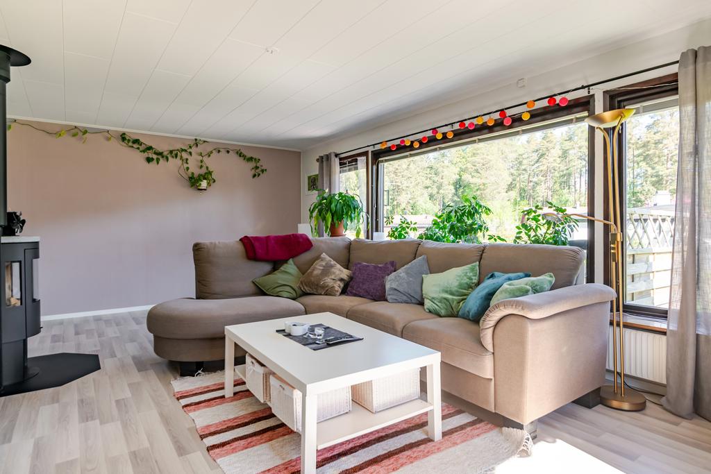 Stort panoramafönster i vardagsrummet