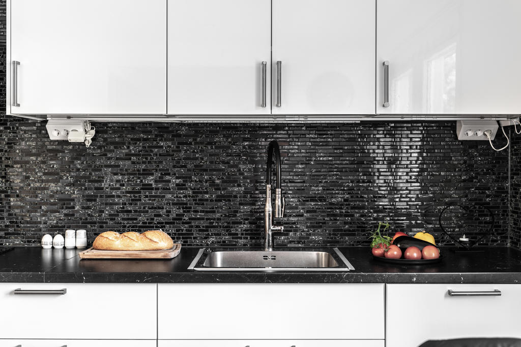 Bra bänkytor och skåp för matlagning och förvaring