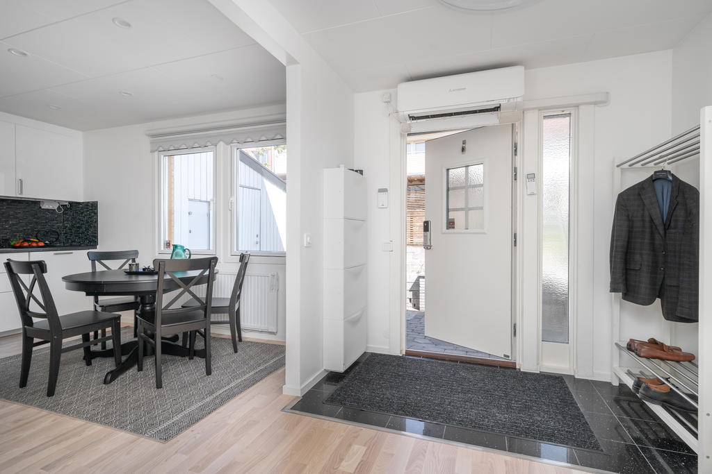 Ljus entréhall öppet mot köket! Välkommen in!