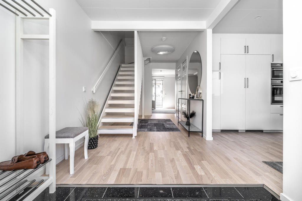 Hallen, mot vardagsrummet och köket