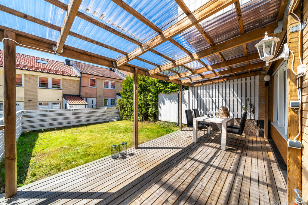 Utgång till stor altan i soligt SV-läge