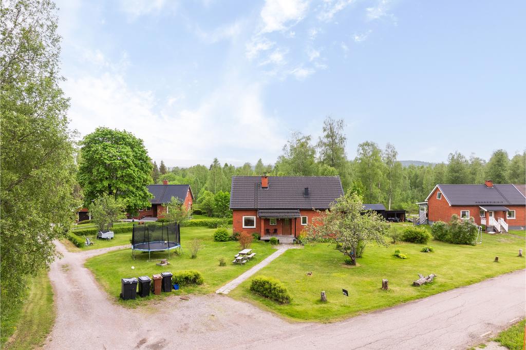 Entréfasaden och parkeringen