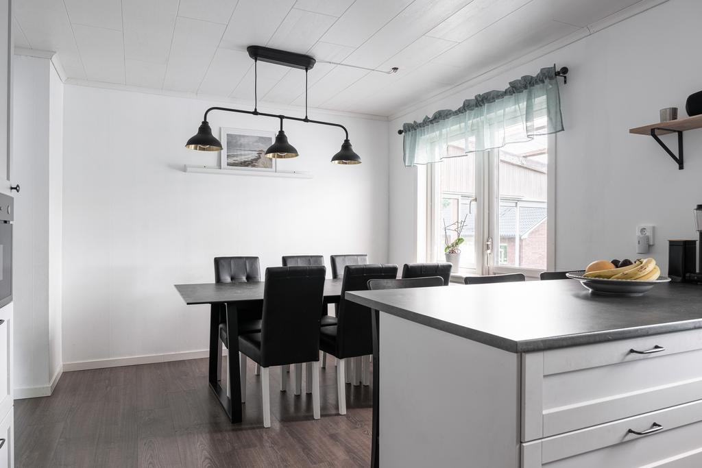 Köket mot matplatsen