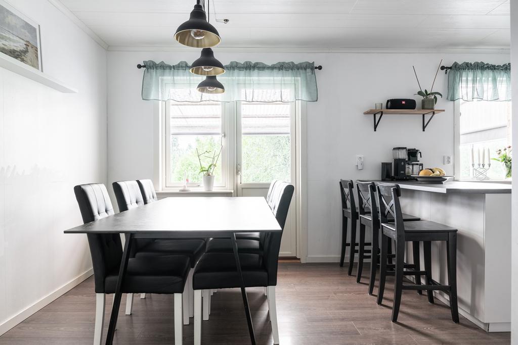 Matplatsen har utgång till verandan