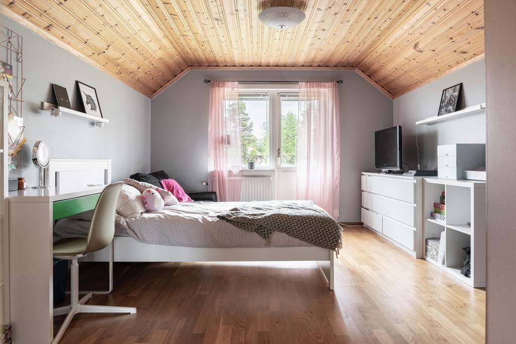 Sovrum 4 med utgång till balkong