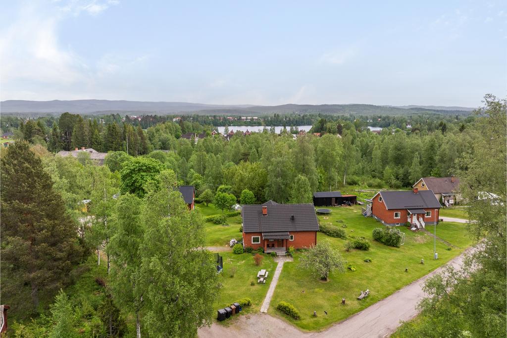 Vy över fastigheten och området