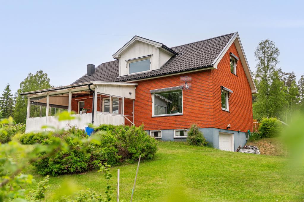 Stor veranda mot trädgården