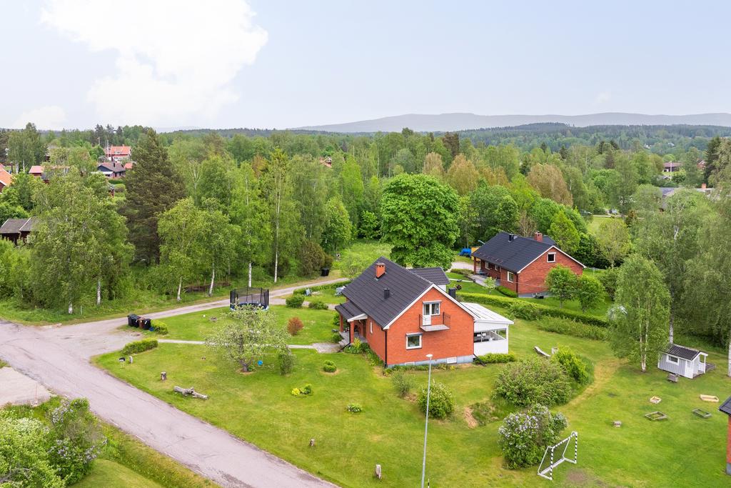 Lantligt läge i fin bymiljö