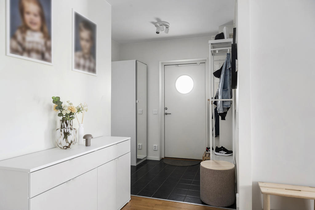 Välkommen in, avhängning till vänster.
