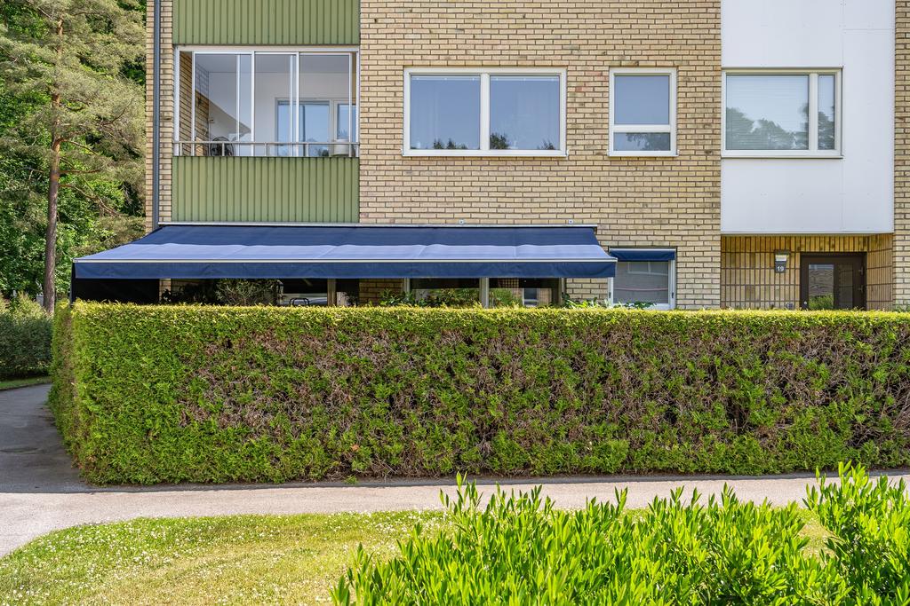 Utfällbar markis över uteplats perfekt för dem soliga sommardagarna