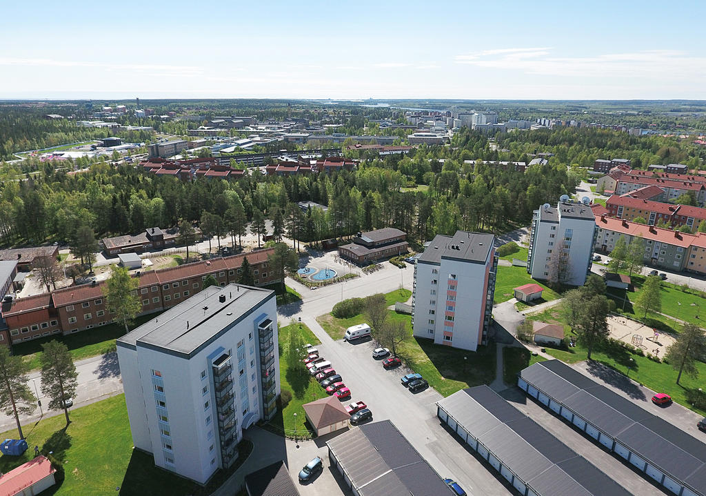 Universitet och sjukhus i bakgrunden