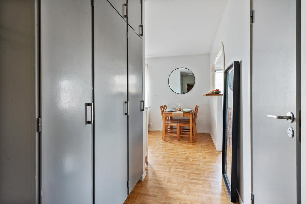 Hall med praktisk platsbyggd förvaring. 