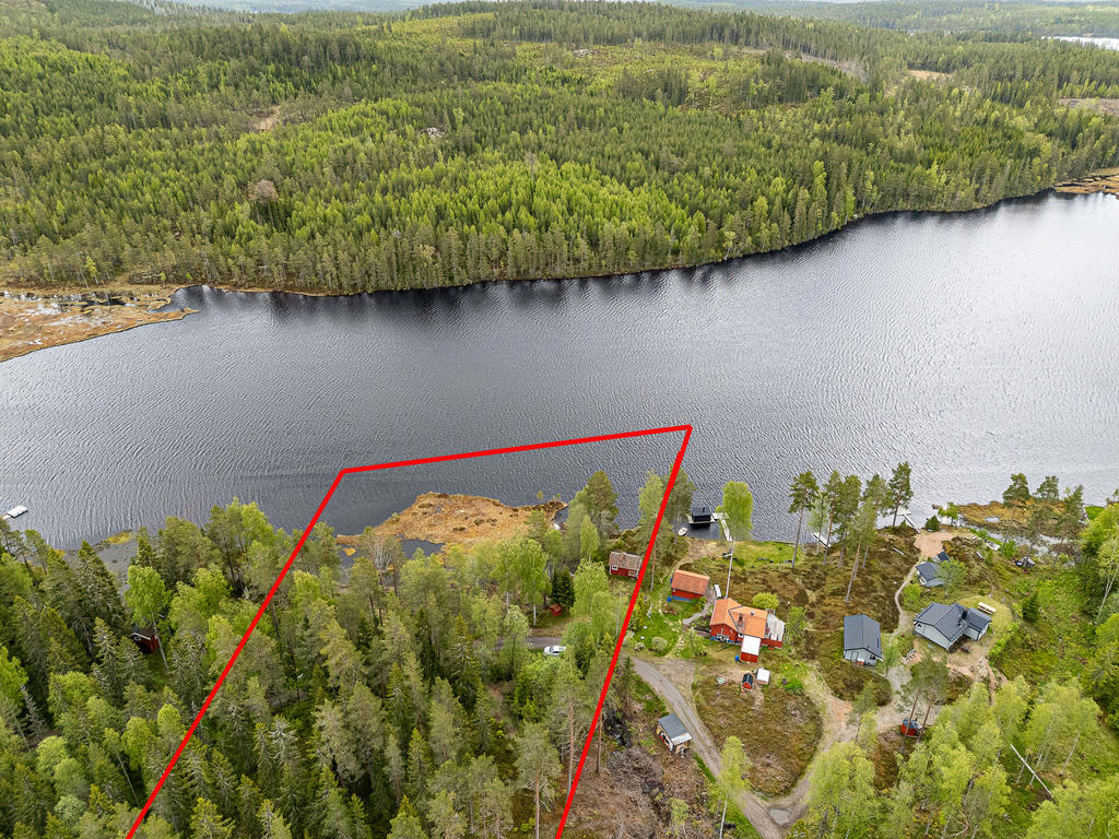 Stugan står precis vid fastighetsgränsen