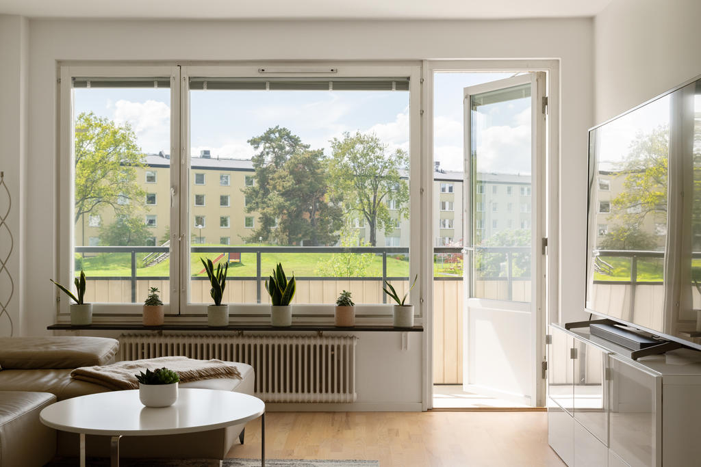 Vardagsrummet och den stora härliga balkongen mot den lummiga innergården.