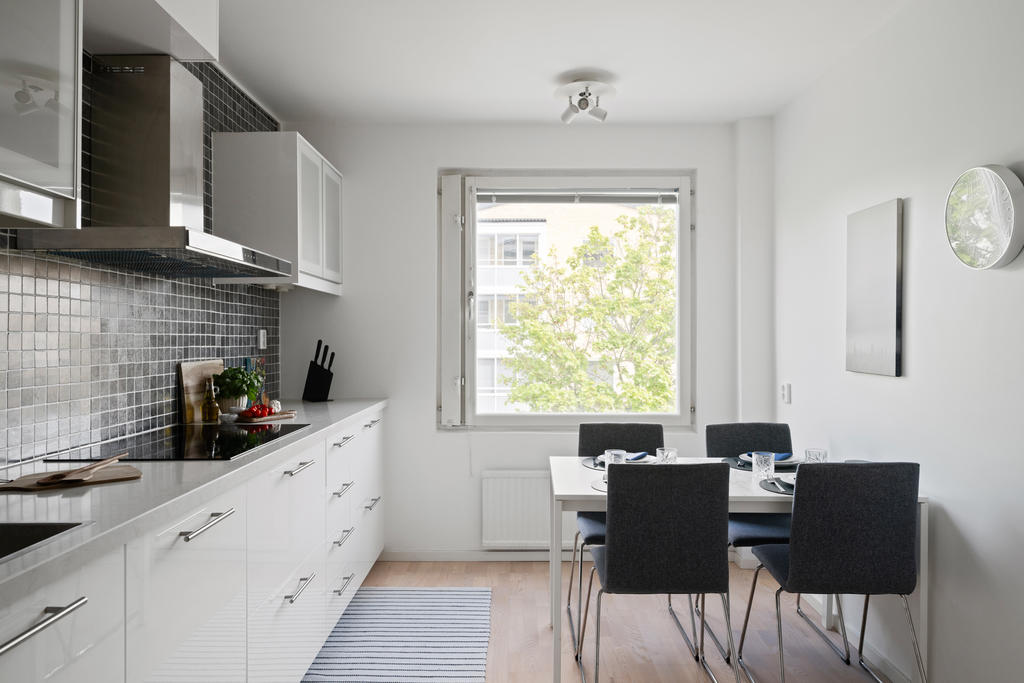 Det vackra köket med plats för matbord som rymmer 4-5 personer.