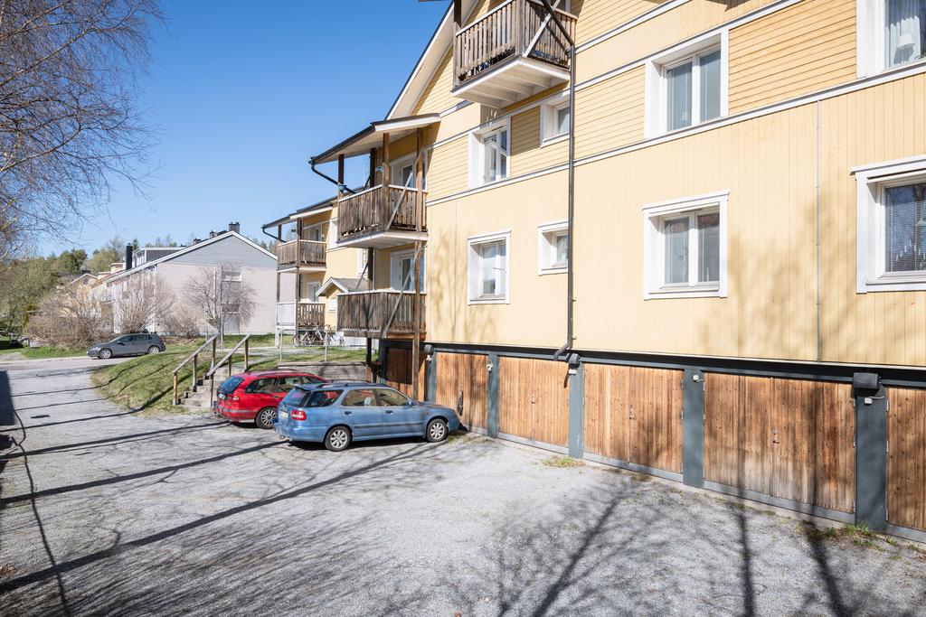 Baksida med 6 garage