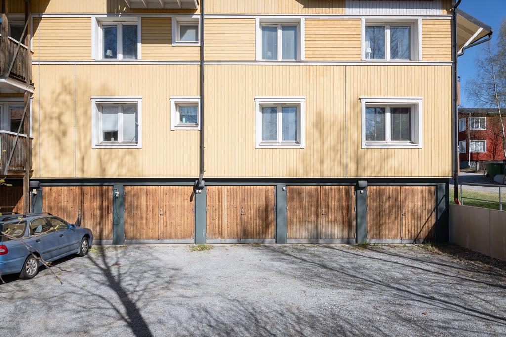 6st garage. Ett av garagen blir lediga för köparen