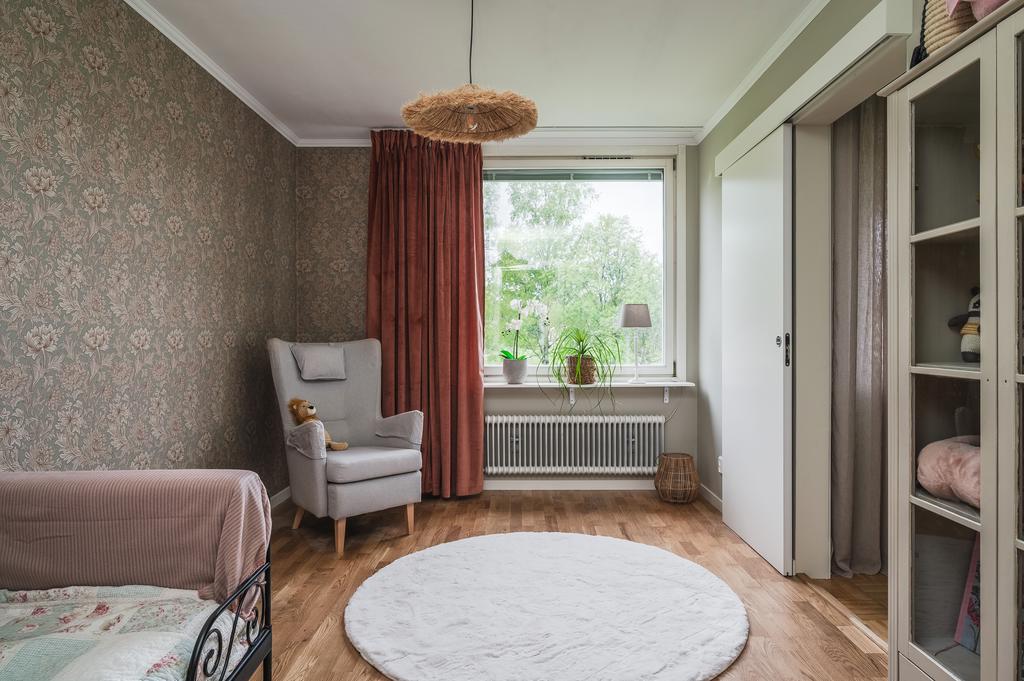 Skjutdörr in till vardagsrummet