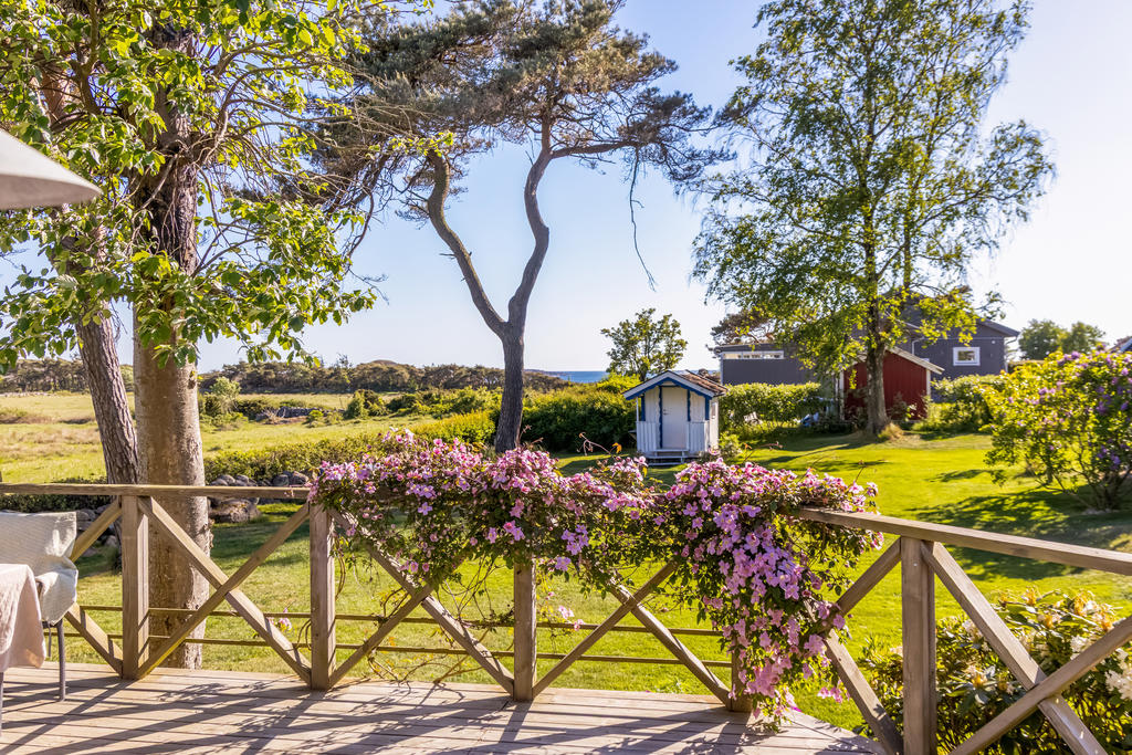Utsikt från altanen vid carport/förråd