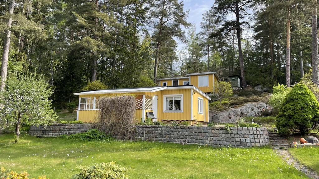 Fin mindre villa med gäststuga ovanför