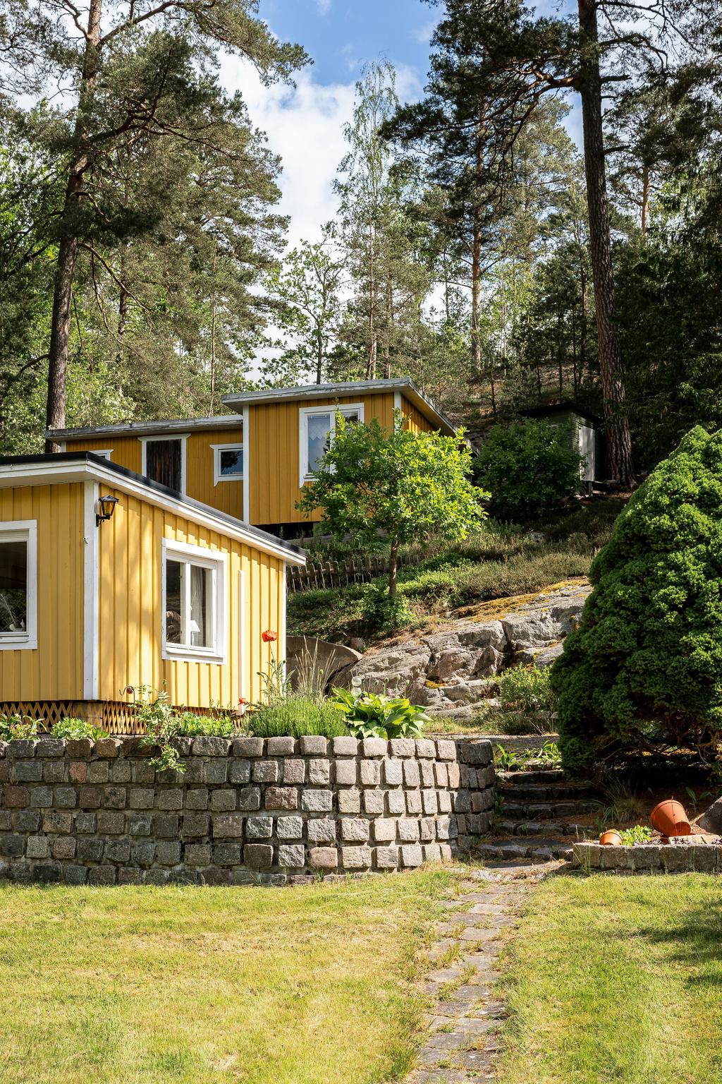 Vackra stenmurar i trädgården