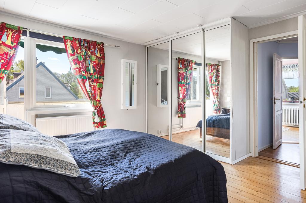 Sovrum övre plan med utgång till balkong