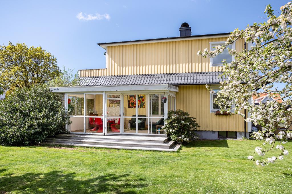 Trädgård och uterum mot söder