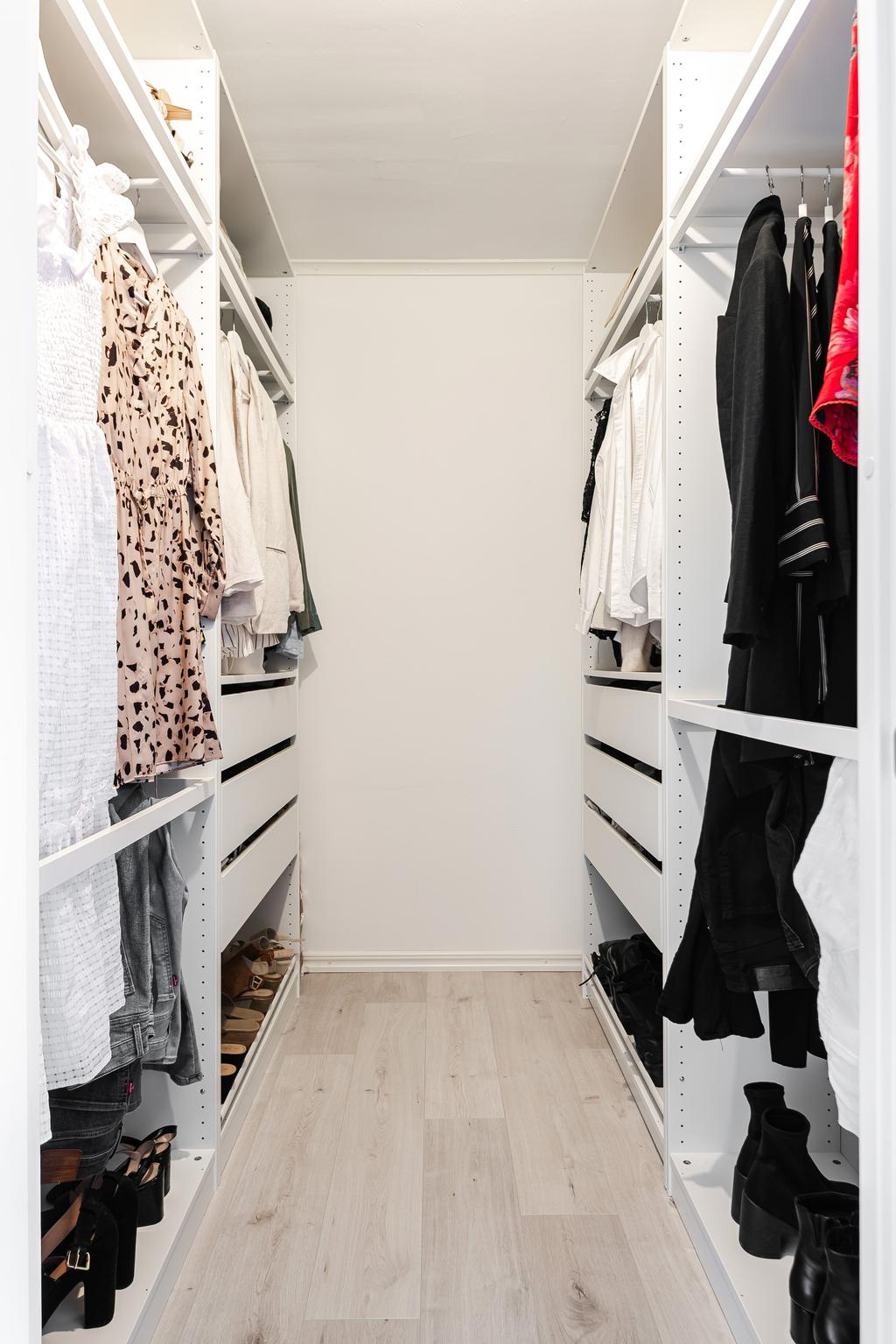 Walk-in-closet med genomtänkt inredning.