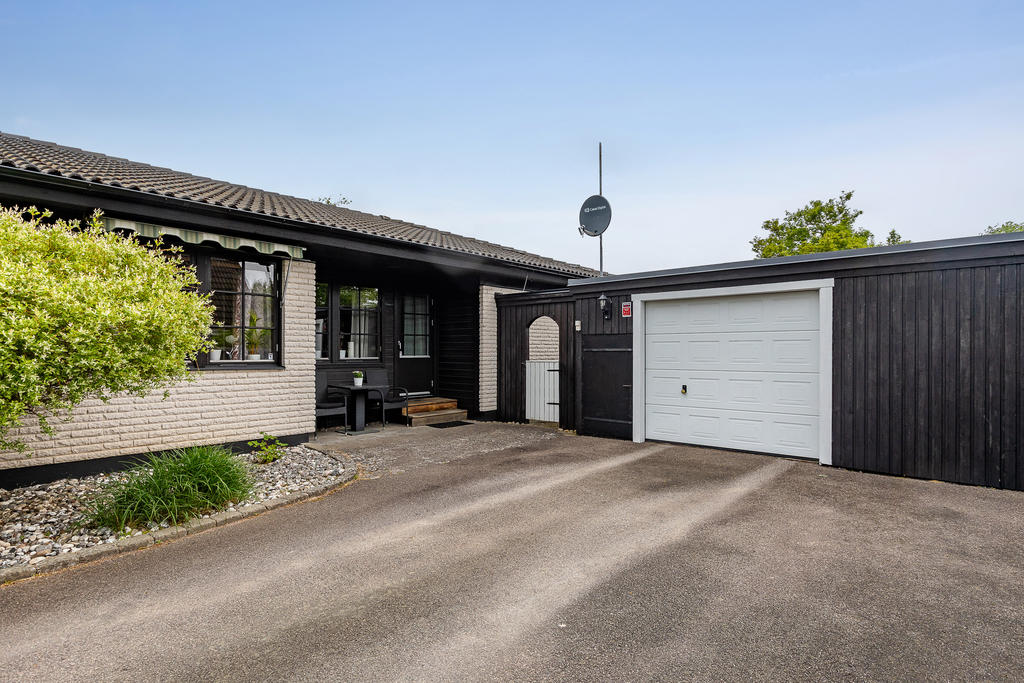 Uteplats under skyddande tak där morgonsol kan avnjutas
