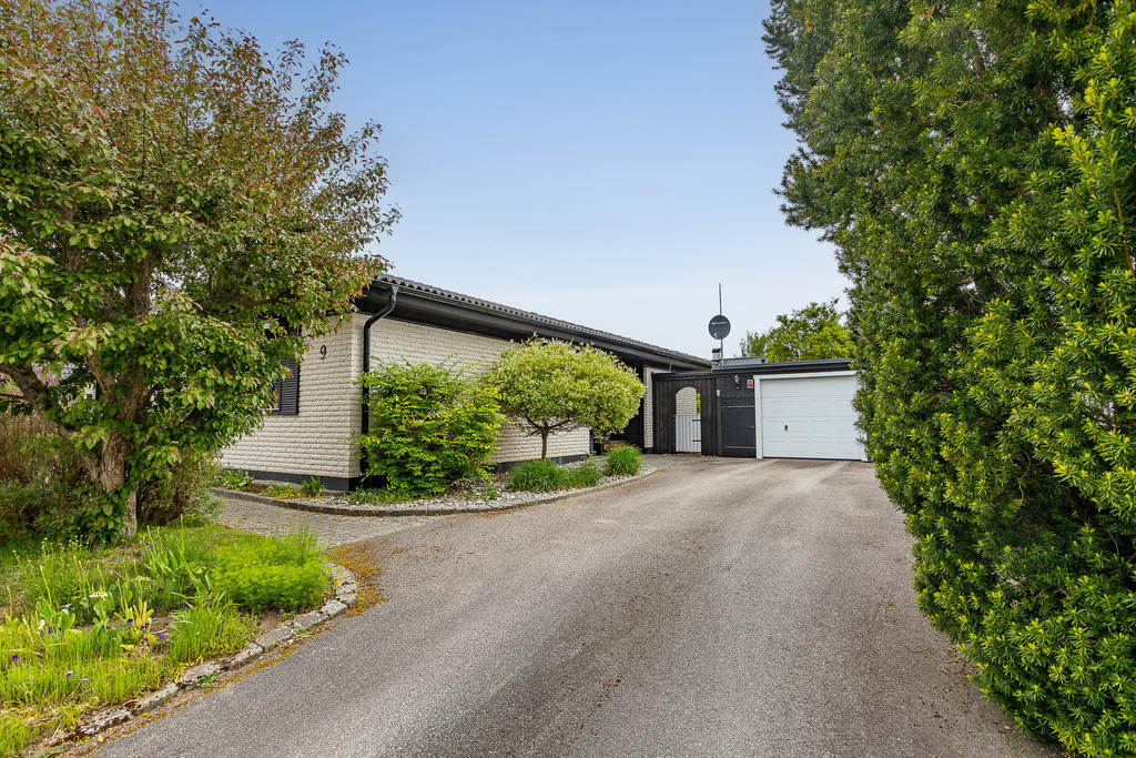 Rymlig uppfart och garage med plats för två bilar