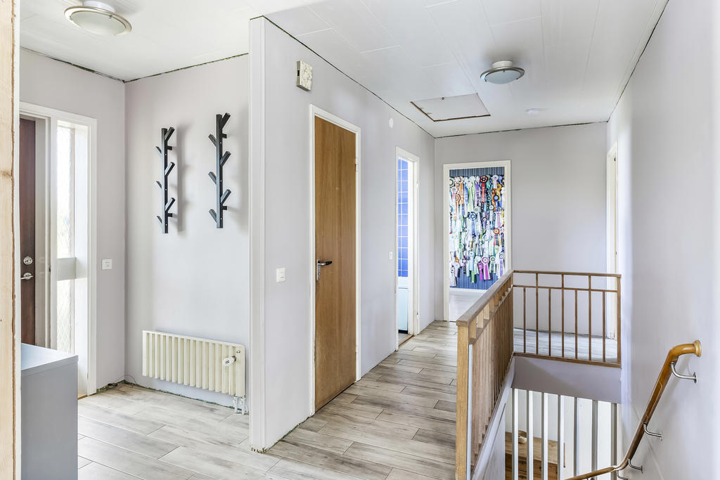 Hall med trapp ner till källarplan