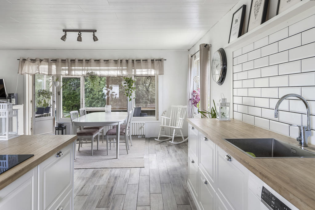 Kök med plats för många runt bordet