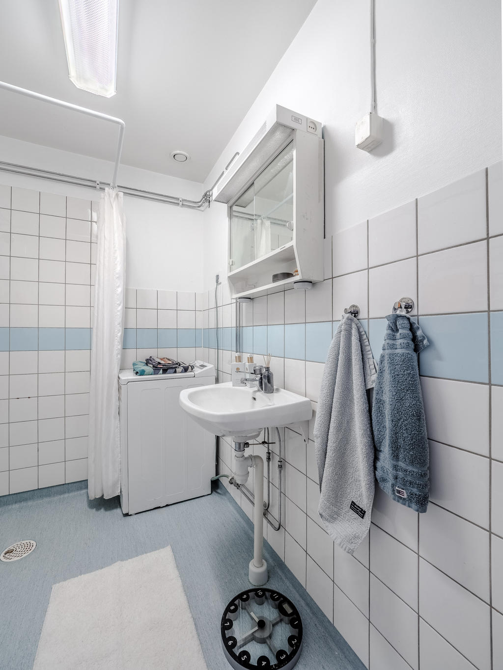Badrum med tvättmaskin