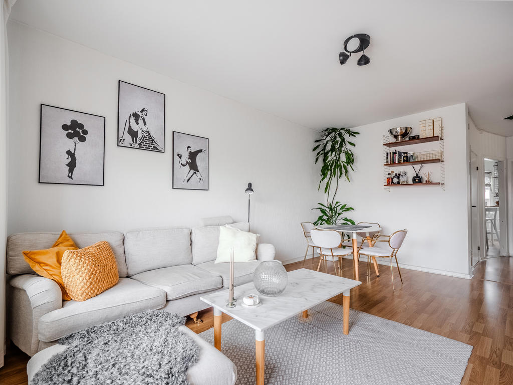Rymligt vardagsrum med såväl plats för soffa som matbord