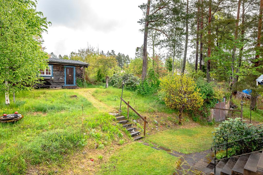 Tomten övre "naturdel" med gästhuset