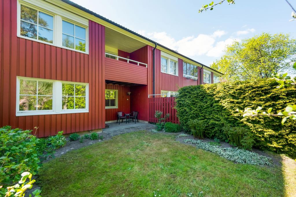 Plan, välvårdad och barnvänlig trädgård angränsande mot allmänning