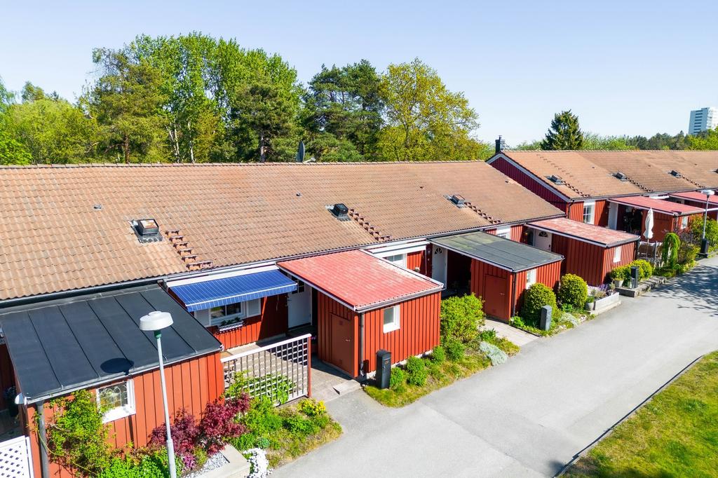 Solig, inbjudande entré med vy mot den grönskande innergården