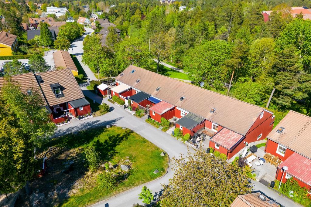Mysig, bilfri gata intill huset samt fri sikt mot områdets lummiga innergård
