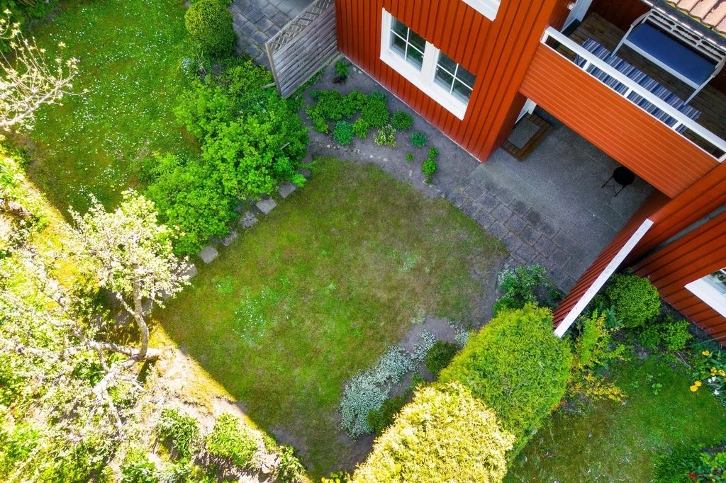 Plan, häckomgärdad trädgårdstomt på Ängsklockevägen 20