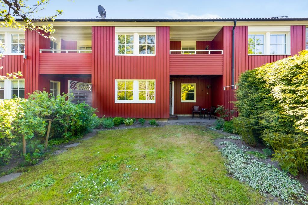 Plana, lekvänliga gräsytor på Ängsklockevägen 20
