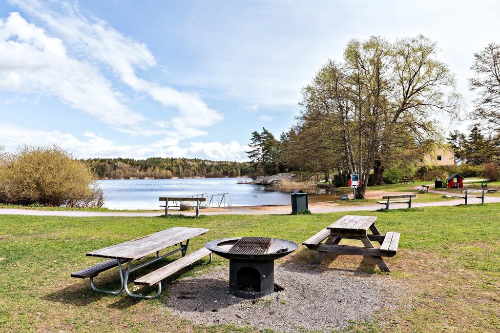 Kottlasjön med badstrand i direkt närområde 