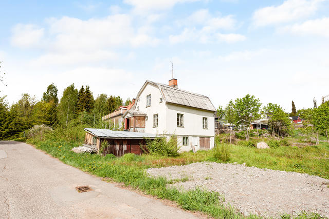 Stor tomt med den putsade villan i Saltvik
