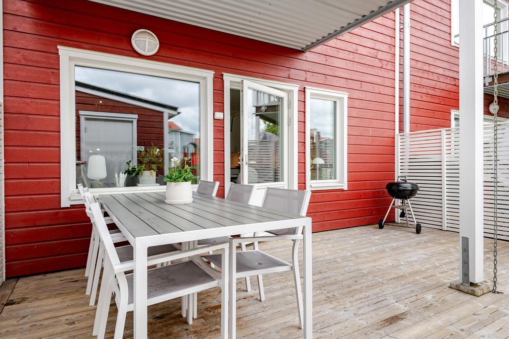 Altanen med matplats under tak 