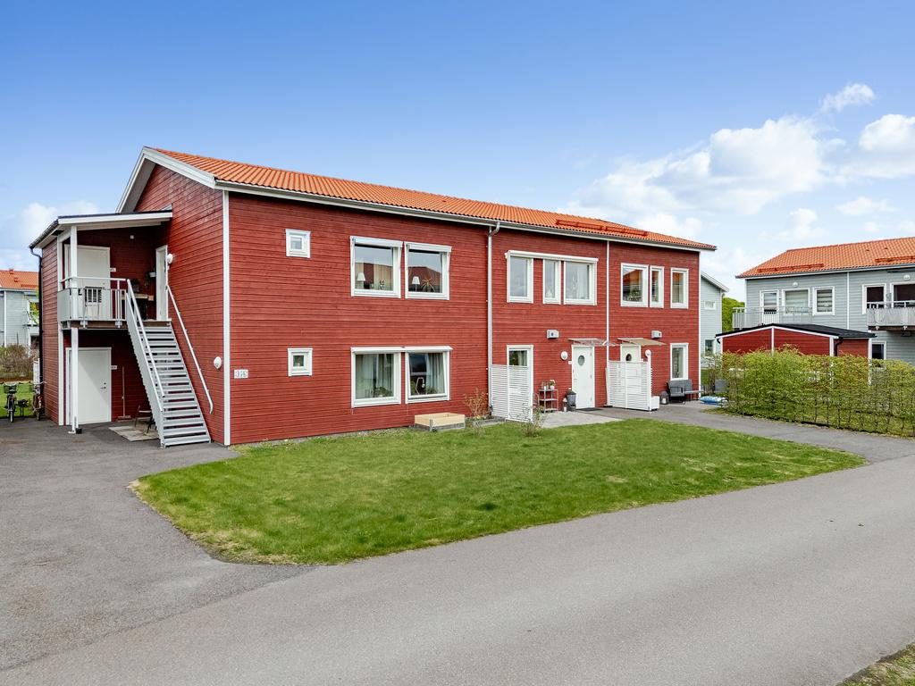 Framsidan med terrass