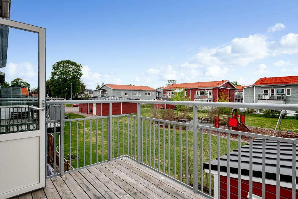Härlig balkong i kvällssol. Nya räcken i aluminium. 